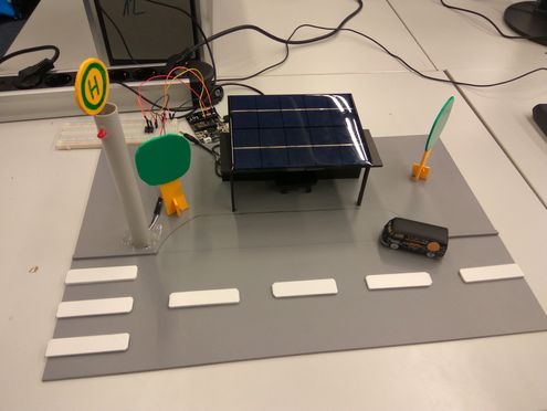 Die Teilnehmer des Klimaschutz Hackathons realisieren ihre Idee in Form eines ersten funktionsfähigen Prototypens. Mit diesem lassen sich dann schnell erste Test durchführen und die Umsetzbarkeit evaluieren. Hier das Modell einer digitalisierten Bushaltestelle des Siegerteams. Der Mikrocontroller im Hintergrund sorgt für die funktionierende Anbindung in die Internet-Cloud. 