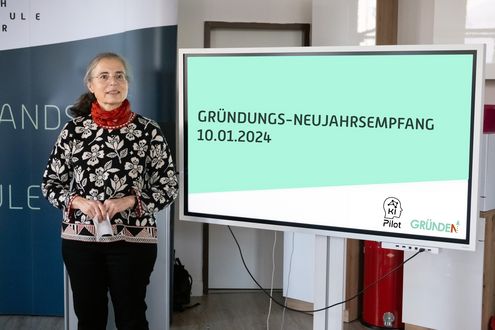Professorin Sparmann bei der Begrüßung zum Gründungs-Neujahrsempfang