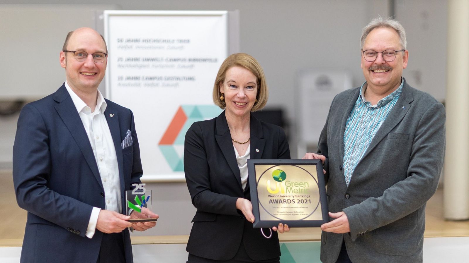 Prof. Dr. Henrik te Heesen, President Prof. Dr. Dorit Schumann and Sustainability Officer Prof. Dr. Klaus Helling with the award. (@Tobias Serf)