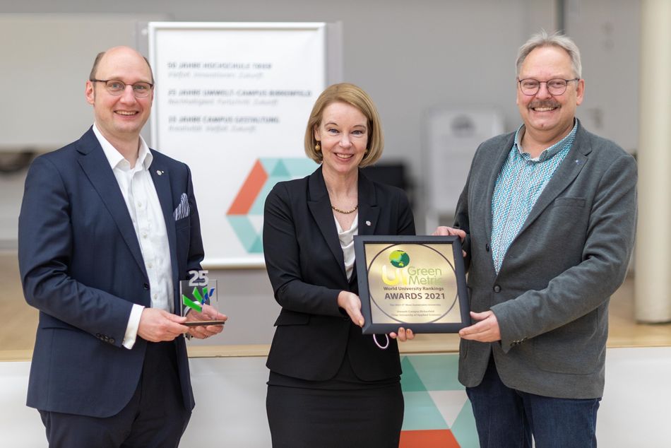 Prof. Dr. Henrik te Heesen, Präsidentin Prof. Dr. Dorit Schumann und Nachhaltigkeitsbeauftragter Prof. Dr. Klaus Helling mit der Auszeichnung. 