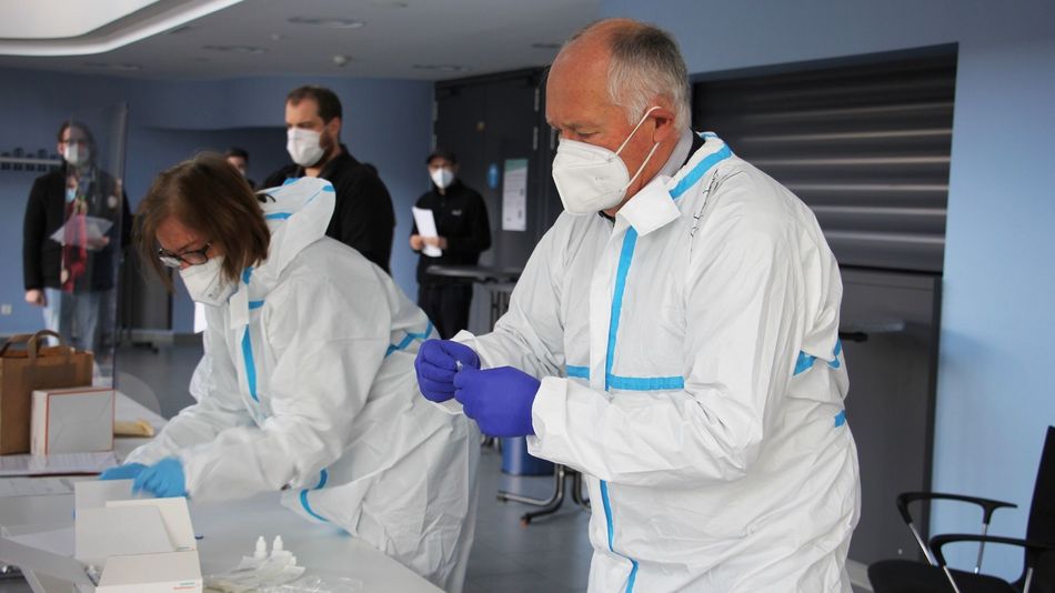 Dr. Bernhard Alscher, VG Bürgermeister Birkenfeld, bereitet den nächsten Test vor.