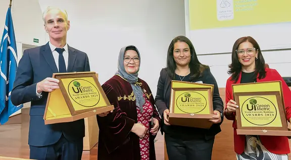 Jackeline Martinez (2.v.r.) vom Umwelt-Campus/IfaS mit der Gründerin des Rankings Prof. Riri Fitri Sari (2.v.l.) und weiteren Preisträgern in São Paulo (Foto: Sabrina Hikmah)