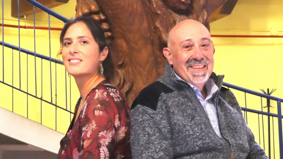 Antonio Valero Capilla und Alicia Valero Delgado lehnen an einem Baumstamm