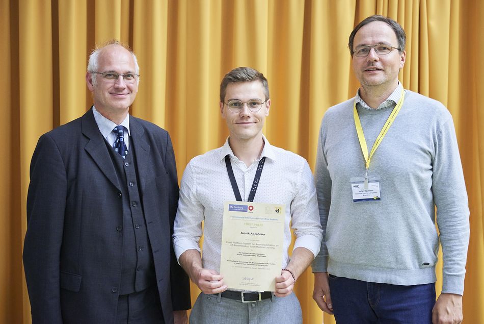 Prof. Dr. Volker Wohlgemuth (Sprecher des Fachausschusses Umweltinformatik der Gesellschaft für Informatik und Chair der Environmental Informatics), Jannik Altenhofer und Prof. Dr. Stefan Naumann (Fachrichtungsleiter Informatik am Umwelt-Campus Birkenfeld) Fotograf: Nicolas Wefers