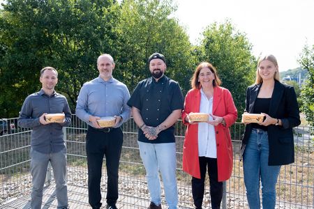 Das IntakeDAV Projektteam mit der Mensa-Leitung (Campus Company GmbH), v. l. n. r.: Robert Rößger, Prof. Dr. Georg Rock, Benjamin Straus, Prof. Dr. Susanne Hartard, Klara Theobald