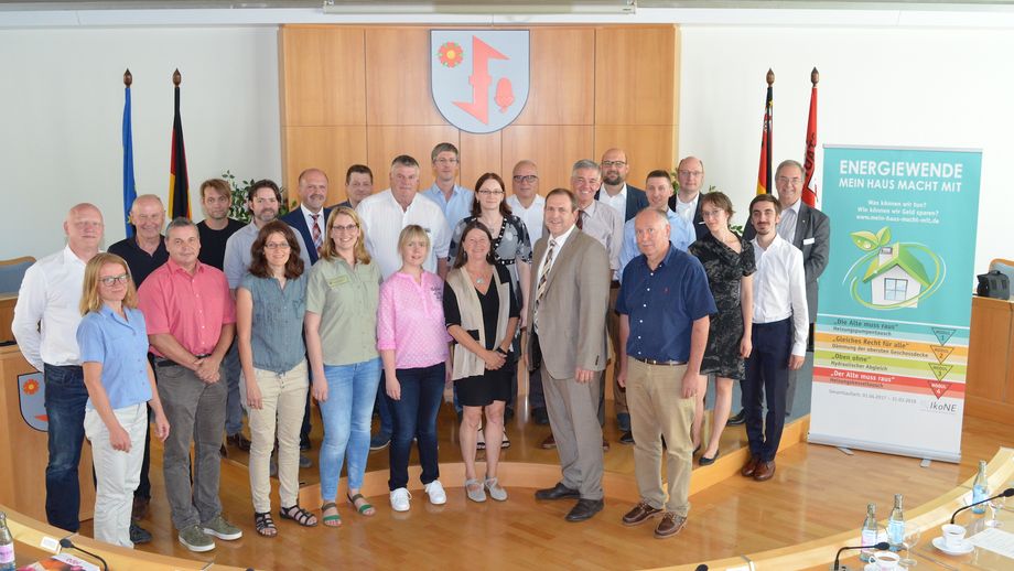 Teilnehmer des "Interkommunalen Netzwerk Energie" (IkoNE) mit Umweltministerin Ulrike Höfken (Bildmitte). Bild: Stadtverwaltung Idar-Oberstein