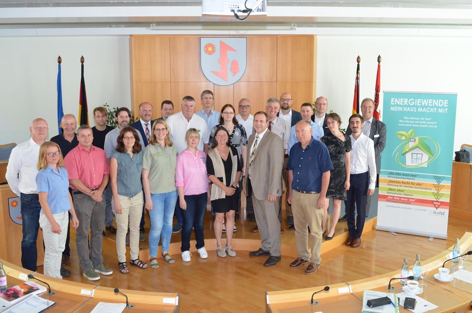 Teilnehmer des "Interkommunalen Netzwerk Energie" (IkoNE) mit Umweltministerin Ulrike Höfken (Bildmitte). Bild: Stadtverwaltung Idar-Oberstein