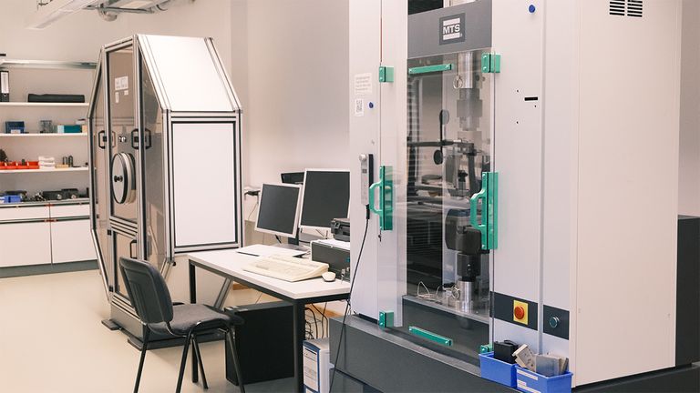 Zugprüfmaschine und Kerbschlagprüfmaschine