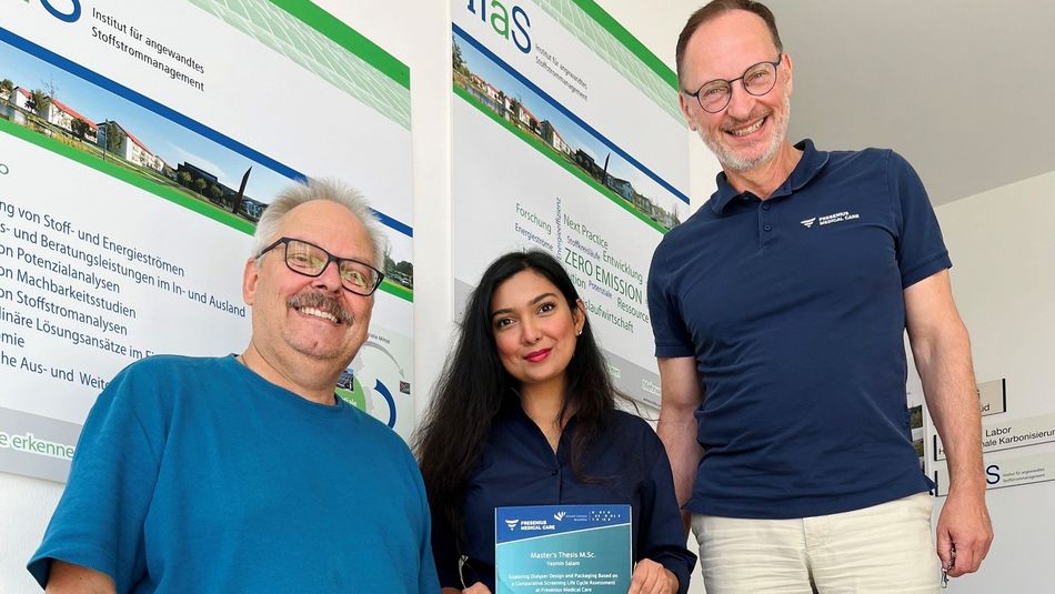 Dekan Prof. Dr. Klaus Helling (UCB), IMAT-Studierende Yasmin Salam und Dr. Armin Lang (Fresenius Medical Care) mit Urkunde