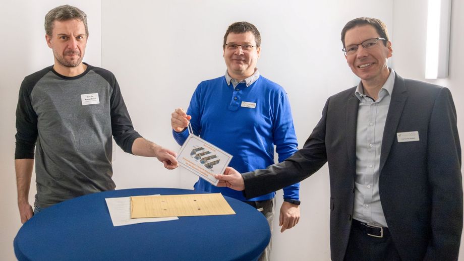 Prof. Dr.-Ing. Percy Kampeis (mitte) übergibt den Schlüssel zur Personalschleuse an die späteren Nutzer Prof. Dr. Roman Kirsch (links) und Prof. Dr. Denis Theobald (rechts).