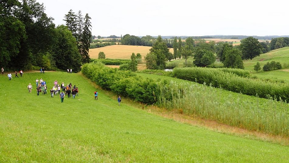 Feldbesichtigung durch Personengruppe