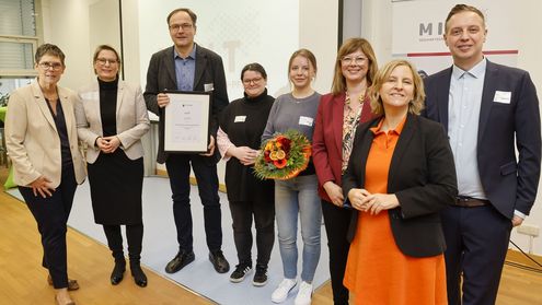 v.l.n.r.: Petra Dick-Walther [Staatssekretärin Wirtschaftsministerium], Dr. Stefanie Hubig  [Bildungsministerin], Prof. Dr. Stefan Naumann, Yasmin Juncker, Franziska Mai [Umwelt-Campus Birkenfeld], Nicole Steingaß [Staatssekretärin Wissenschaftsministerium], Katrin Eder [Klimaschutzministerin], Tim Thielen [Leitung MINT-Geschäftsstelle] Bildnachweis: MINT-Geschäftsstelle | Foto: Stefan F. Sämmer