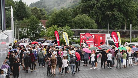 Besucher beim SWR3 Eis-Truck