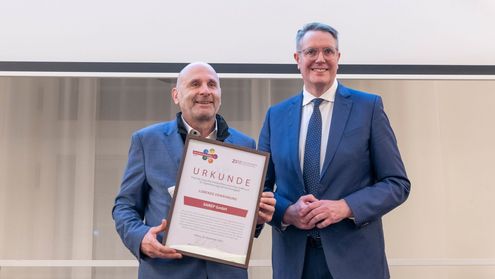 Prof. Dr. Peter Heck und Minister-präsident Alexander Schweizer bei der Überreichung der Urkunde