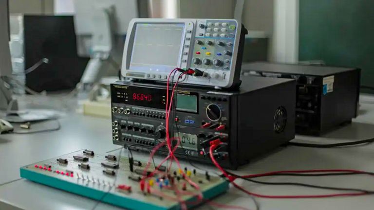 Labornetzteil angeschlossen an Mikroprozessorplatte