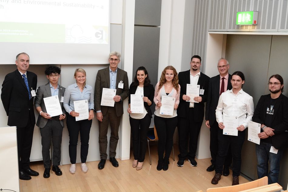 Foto: Alessandro Podo, Leibniz-Rechenzentrum Rechts die beiden Preisträger Oliver Allweyer und Yannick Becker, direkt daneben Prof. Dr. Volker Wohlgemuth, der Sprecher des Fachausschuss Umweltinformatik.