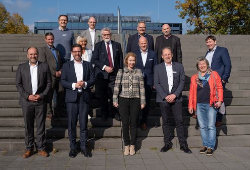 Das Präsidium und Professoren der Hochschule zusammen mit der FDP-Fraktion