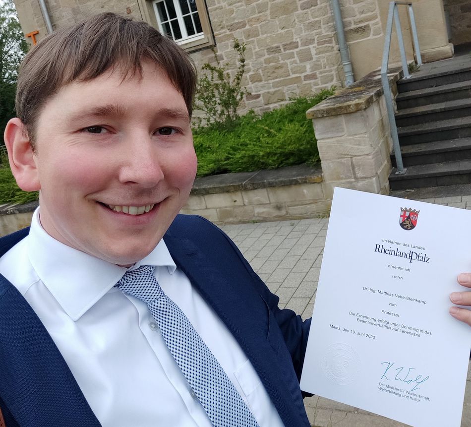 Herr Prof. Dr. Matthias Vette-Steinkamp mit seiner Ernennungsurkunde.