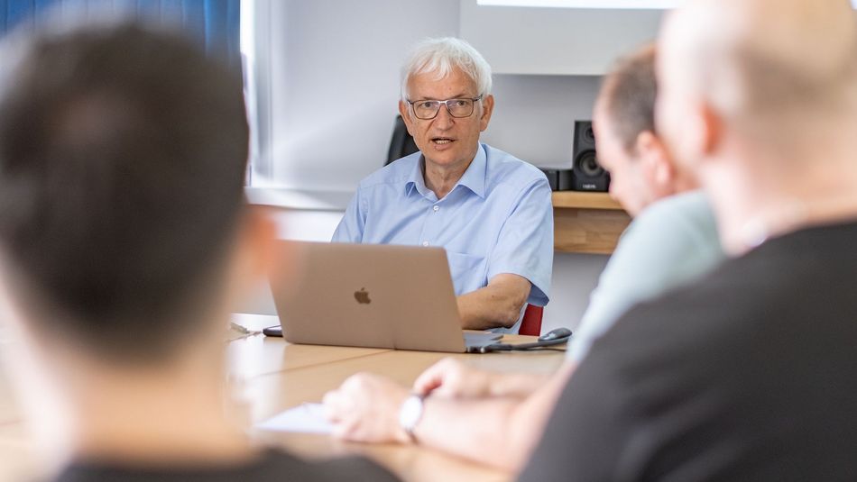 Jürgen Resch vor Studierenden
