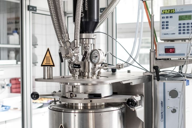 Titelbild: Labor geschlossener Edelstahlbehälter mit Schläuchen und Messfühlern