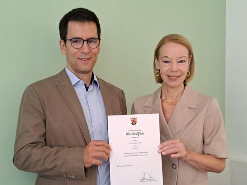 Prof. Dr.-Ing. Lukas Lentz mit der Präsidentin der Hochschule Trier Prof. Dr. Dorit Schumann bei der Übergabe der Ernennungsurkunde.