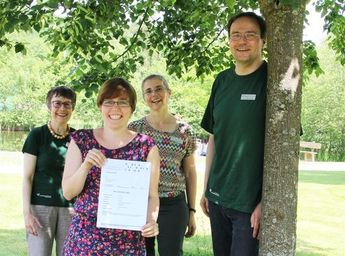 Promotionsstudentin Eva Kern (vorne). Dahinter von links: Dr. Elisabeth Fillmann (Promotionsberatungsstelle), Vizepräsidentin Prof. Dr. Gisela Sparmann und Informatik-Fachrichtungsleiter und Betreuer Prof. Dr. Stefan Naumann