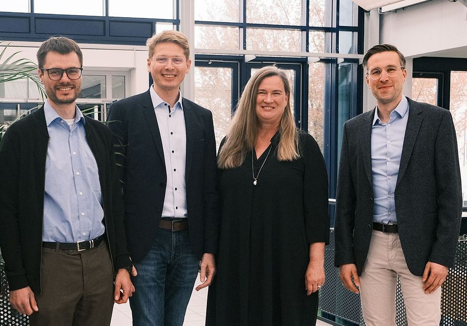 Die Prodekanin Prof. Dr. Anne Schweizer begrüßt die neuen Professoren im FB UPT, die im Sommersemster 2025 ihren Dienst aufgenommen haben (v.l.n.r.): Prof. Dr.-Ing. Jens Dittmann, Prof. Dr. Christoph Kreiterling, Prof. Dr.-Ing. Florian Mohr.