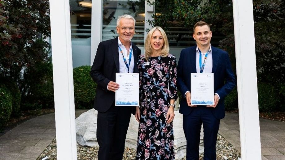 Prof. Dr.-Ing. Dr. Christoph Kaup, Christina Schwardt und Preisträger Michael Blug 