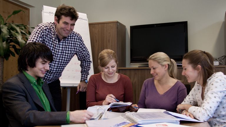 Studenten-Lerngruppe mit Professor