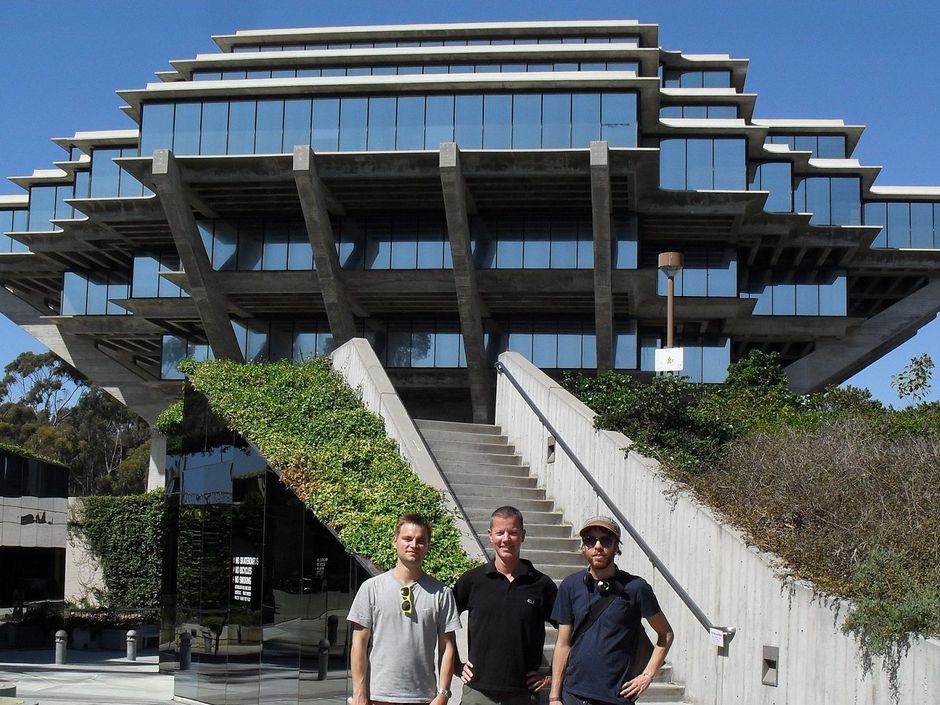 2012 Jakob Wahl, Oliver Braun, Manuel Lippert vor der Geisel Library UC San Diego