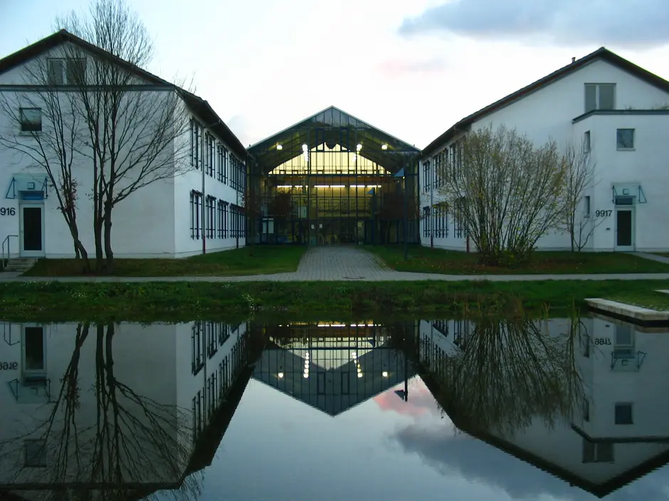 Aussenansicht Technikum mit Teich im Vordergrund