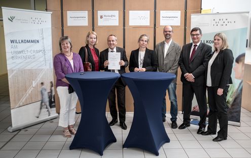 Die Hochschulleitung mit dem Ministerium nach Unterzeichnung der Zielvereinbarungen (v.l.n.r.): Claudia Hornig (Kanzlerin), Dorit Schumann (zukünftige Präsidentin), Konrad Wolf (Wissenschaftsminister RLP), Gisela Sparmann (Vizepräsidentin), Marc Regier (Vizepräsident), Frank-Dieter Kuchta (MWWK), Kerstin Kummermehr (MWWK).