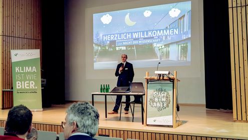 Vizepräsident der Hochschule Trier, Prof. Dr. Henrik te Heesen, begrüßt alle Gäste zur Nacht der Wissenschaft.