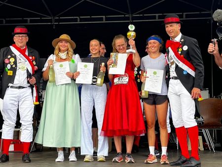Studierende des UCB beim traditionellen Schubkarrenrennen in Hoppstädten-Weiersbach erfolgreich