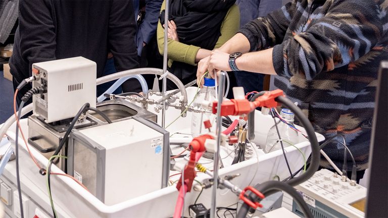 Testaufbau von Batteriezellen, mit Kabeln und Messgeräten