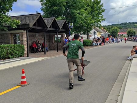 Studierende des UCB beim traditionellen Schubkarrenrennen in Hoppstädten-Weiersbach erfolgreich