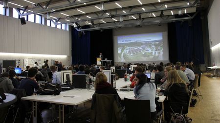 Digitalisierung anfassbar: Schüler*innen realisieren ihre eigene Idee. Hackathon zum IT-Gipfel 2016, die Geburtsstunde der IoT2-Werkstatt.