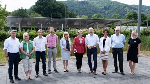 Die CDU-Landtagsfraktion zusammen mit dem Präsidium und Beschäftigten vor den Solar-Carports.