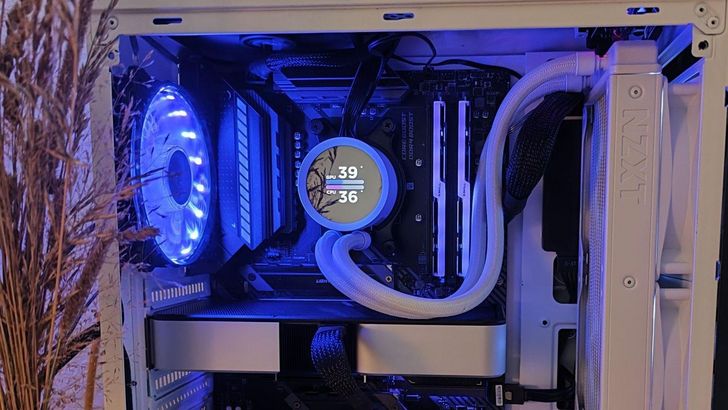 Innenleben eines Personal Computer, mit weißen Bauteilen, blau angeleuchtet