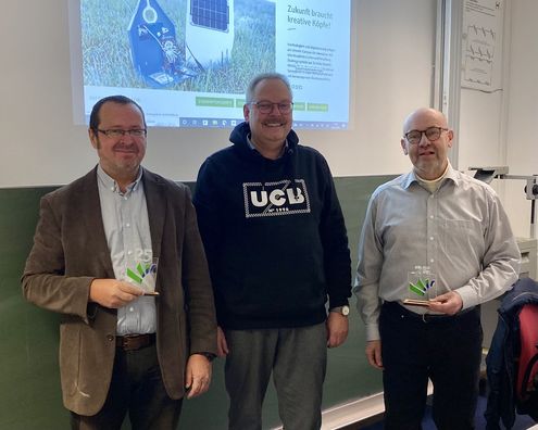 Dekan des Fachbereichs Umweltwirtschaft/ Umweltrecht Prof. Dr. Klaus Helling (Mitte) den langjährigen Mitarbeitern Prof. Reinhold Moser (rechts) und Prof. Dr. Dirk Löhr (links)