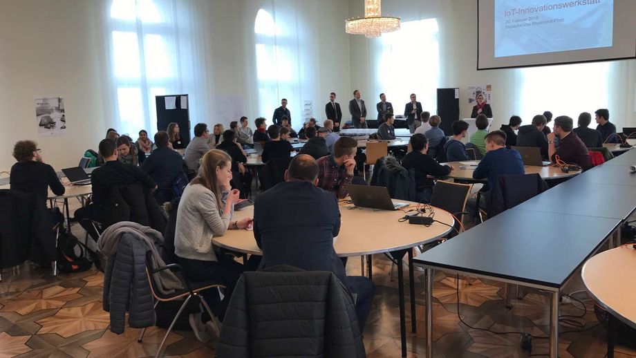 Arbeitsgruppen im Saal der Staatskanzlei