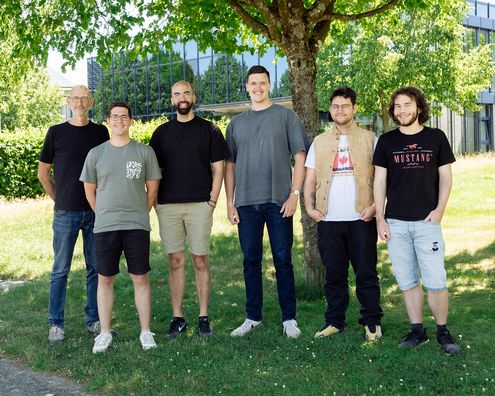 Gruppenfoto mit rojektteam: Projektleiter Prof. Dr. Rolf Krieger (l.) mit Wissenschaftlichen Mitarbeitern und Studierenden