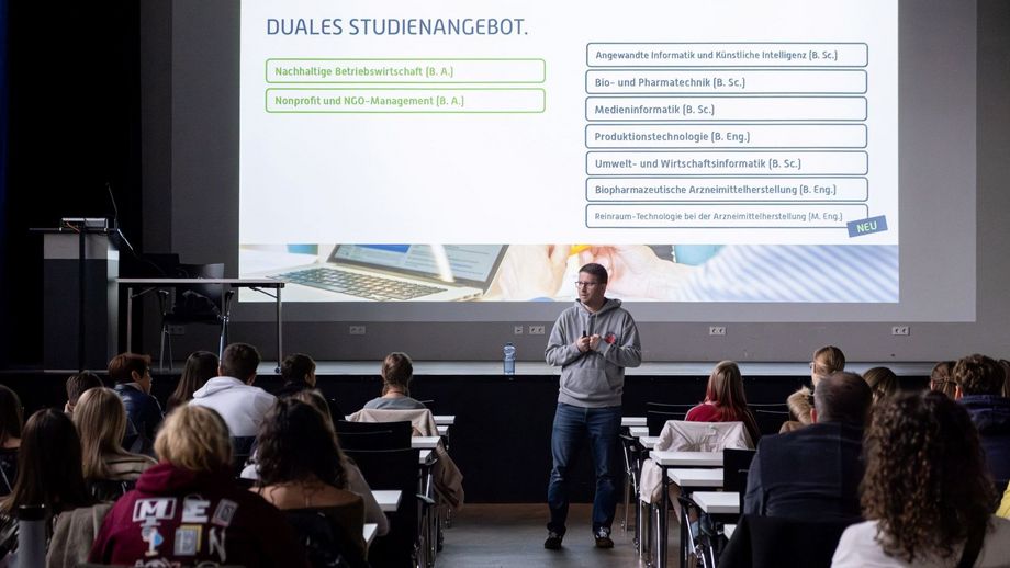 Begrüßung durch den Initiator des Hochschulpraktikums Prof. Dr. Stephan Didas