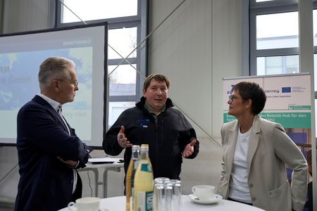 Staatssekretärin Petra Dick-Walther besucht Robot Hub Transfer bei Howatherm 