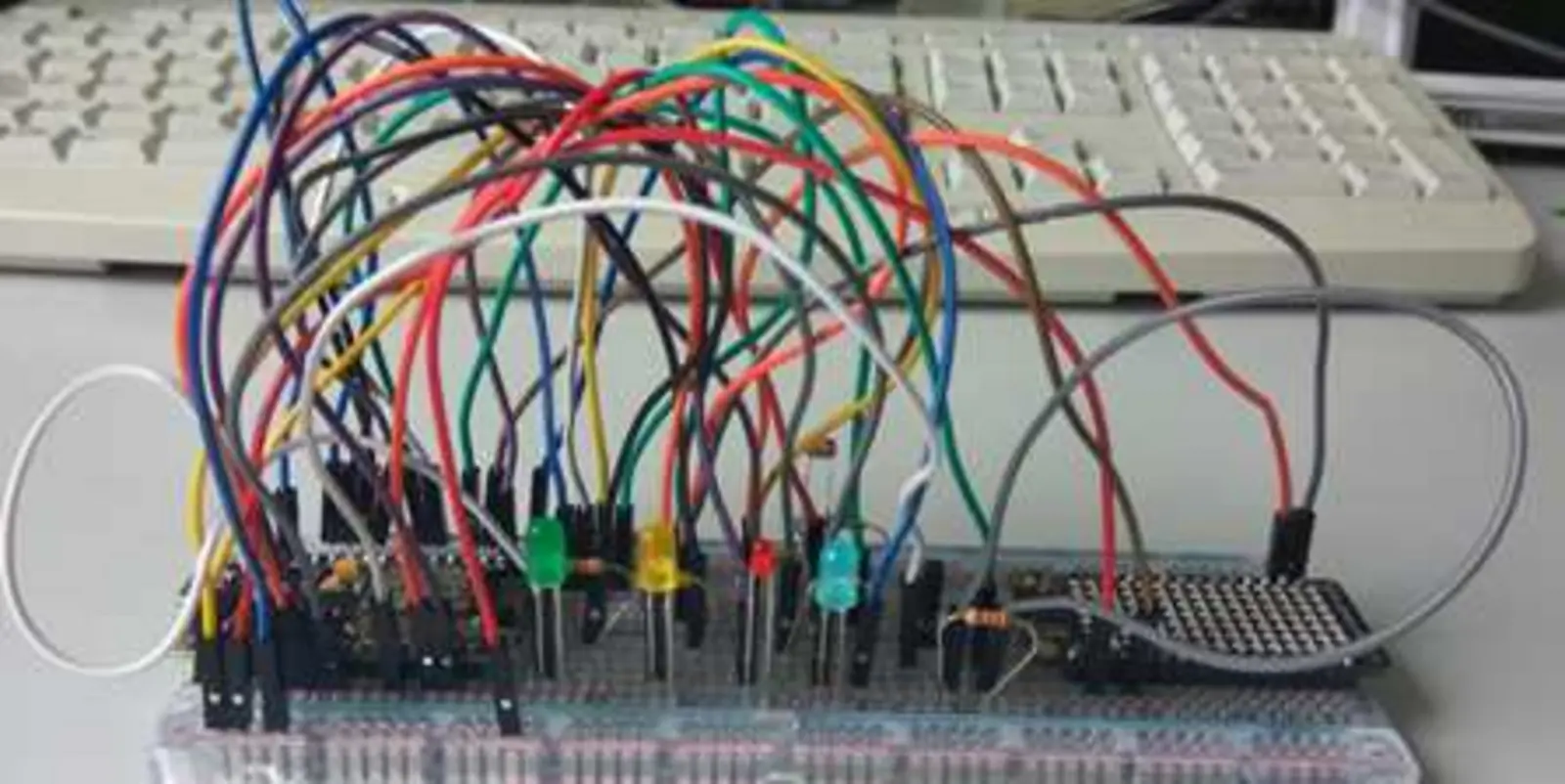 Breadboard mit Kabelsalat