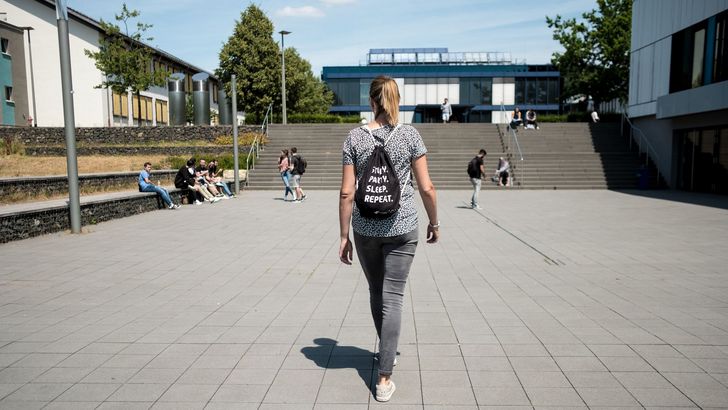 Studierende auf dem Campusgelände