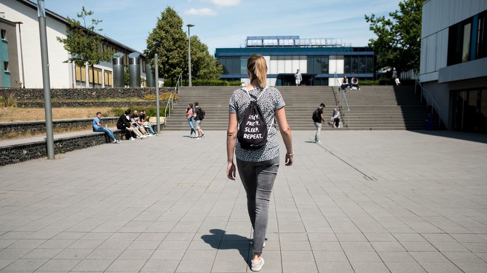 Studierende auf dem Campusgelände