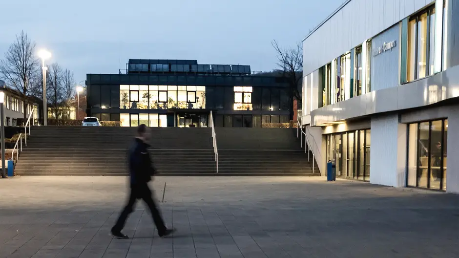 Aussenansicht Kommunikationsgebäude im Dämmerlicht