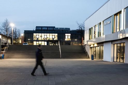 Aussenansicht Kommunikationsgebäude im Dämmerlicht