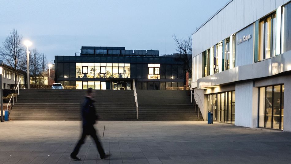 Aussenansicht Kommunikationsgebäude im Dämmerlicht